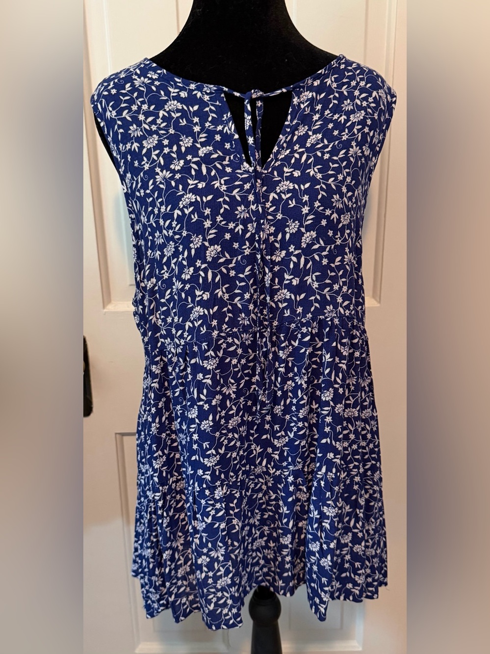 NWT Rose & Thyme Blue Floral Tie-Neck Top Medium